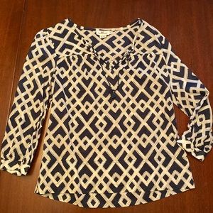 Vineyard Vines super cute top with navy & white lattice pattern size M